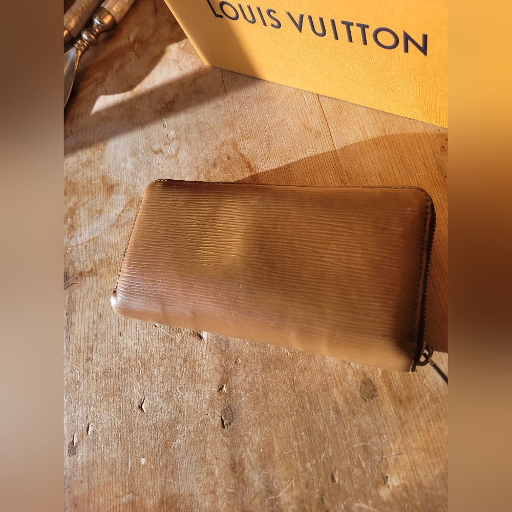 Louis Vuitton Epi Unisex Wallet - Picture 3 of 8